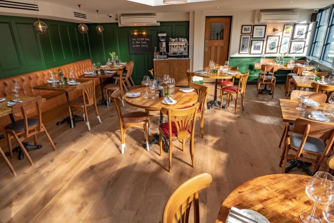 Albert Arms Esher Exterior photo
