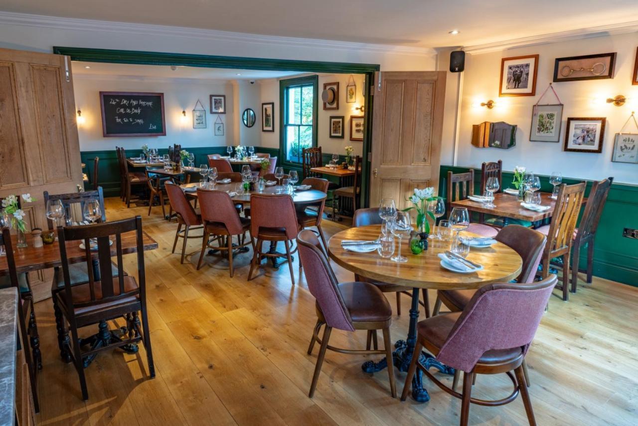 Albert Arms Esher Exterior photo