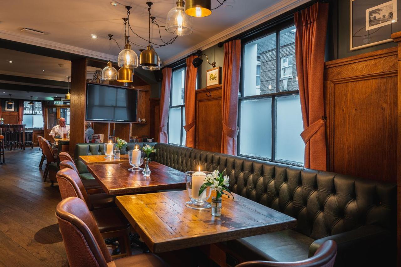 Albert Arms Esher Exterior photo