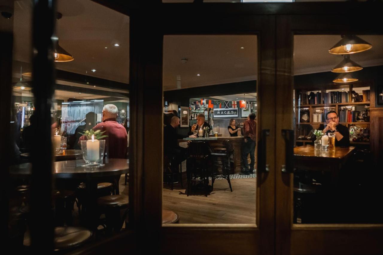 Albert Arms Esher Exterior photo