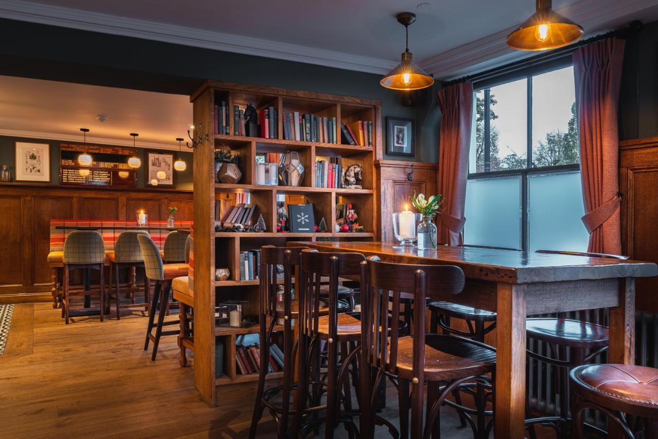 Albert Arms Esher Exterior photo